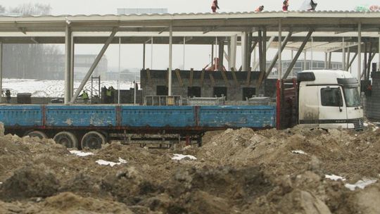 Z PZL-Świdnik na pas startowy nowego lotniska 