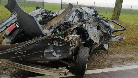 Z samochodu niewiele zostało. Kierująca i pasażer zniknęli