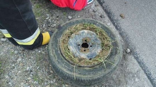 Z samochodu odpadło koło. Rowerzysta poważnie ranny