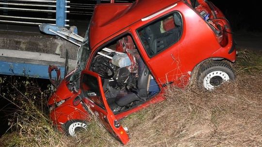 Z seicento została miazga. Młody kierowca uderzył w barierę na moście