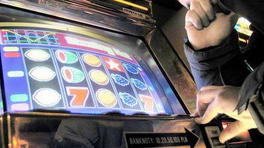 Z siekierą na automat do gier hazardowych. Trzej mężczyźni z zarzutami