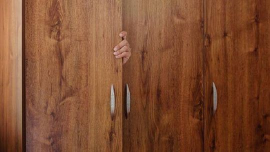 Z szafy na komendę. Kryjówka nie wyszła 