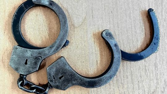 Z tapczanu do więzienia. Kryjówkę odkryli policjanci