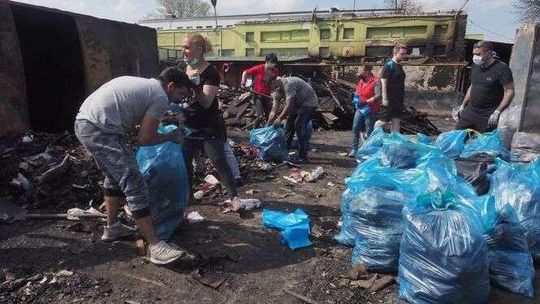 Z targu zostały zgliszcza, ale kupcy chcą wrócić do pracy. Na razie robią porządki  