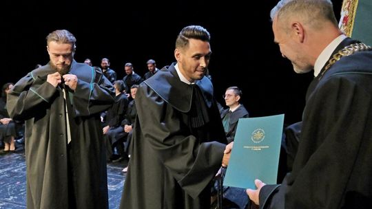 Z togą po egzaminie: nowi adwokaci wkraczają do zawodu 