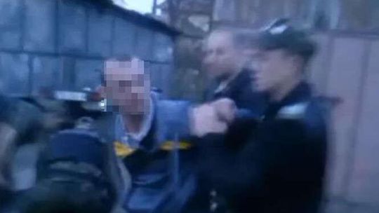 Z „tulipanem” na strażników. Burza po filmie z interwencji mundurowych