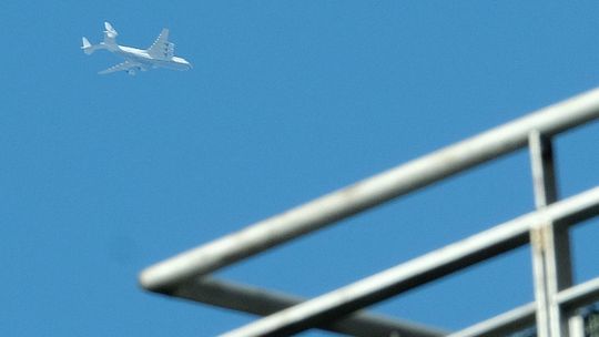 Z Warszawy odleciał największy samolot świata, który dostarczył sprzęt medyczny do Polski