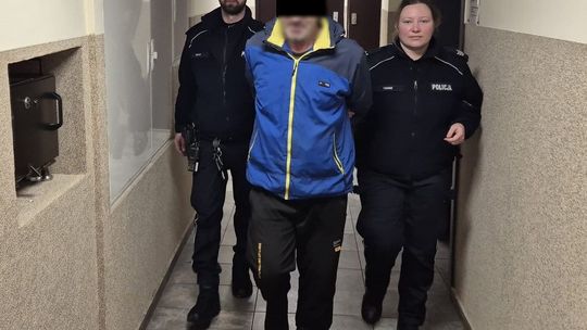 Doprowadzenie podejrzanego przez policjantów