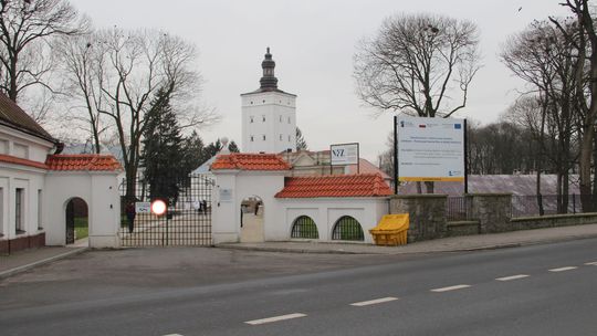 Z wiolonczelą na plecach. Szkoła Muzyczna w Białej Podlaskiej skarży się na brak wjazdu do parku