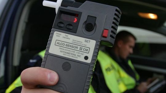 Z zakazem i na podwójnym gazie. Wpadł do rowu