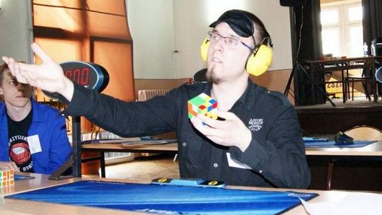 Z zamkniętymi oczami układa kostkę Rubika. Dostał się do półfinału \"Mam talent\"