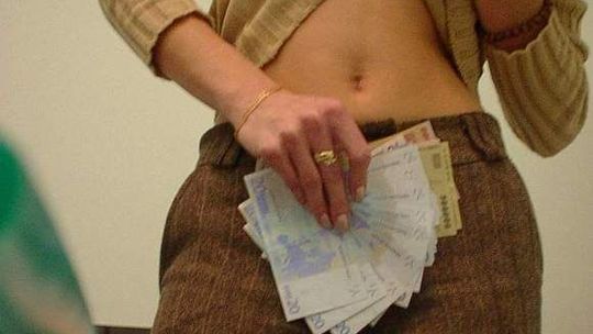 Za 1,7 tysiąca złotych kupili... kobietę do seksu