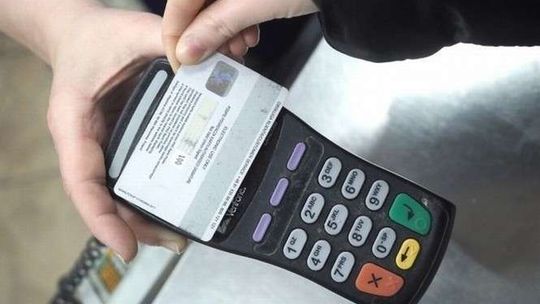 Za co płacili służbowymi kartami? Radny żąda wykazu transakcji