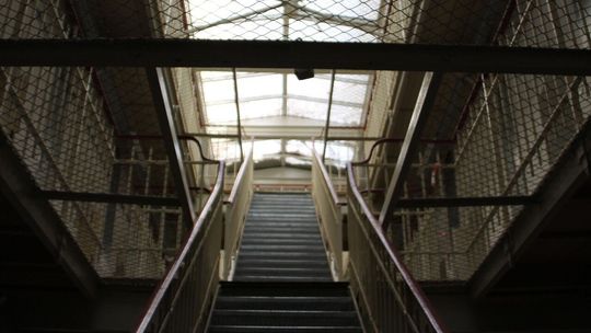 Za mało miejsc dla skazanych. Szwecja wynajmie więzienie w Estonii