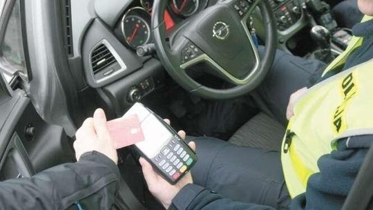 Za mandat zapłacisz kartą. Już wiadomo ile terminali dostaną policjanci w Lubelskiem