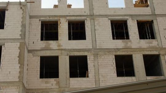 Za średnią pensję Polaka można kupić pół metra mieszkania