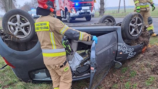Dachowanie na DK 63. Chcą uniknąć potrącenia psa wpadła w poślizg dachowanie_renault