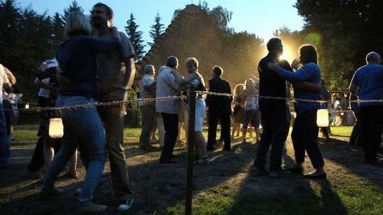 Zabawa jak dawniej, czyli potańcówka w skansenie (zdjęcia)