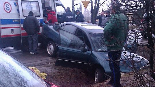 Żabia Wola: Samochód wpadł do rowu. Ruch utrudniony