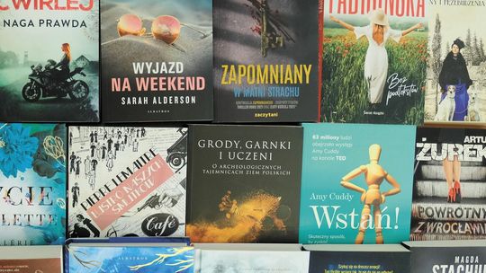 Zabierz książkę na majówkę. Co warto mieć ze sobą?
