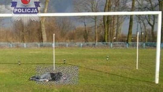 Zabłądził na stadionie. Położył się spać na boisku