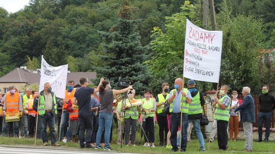 Zablokowali drogę koło Puław. Niedawno zginęła tu rowerzystka [zdjęcia]