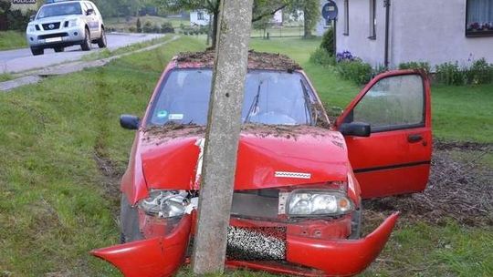 Zabrał dziadkowi auto, skończył na słupie