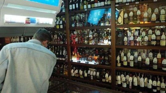 Zabrał pieniądze i zostawił otwarty sklep. Bo nie pasowały mu godziny pracy