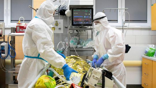 Zaburzenia stanu świadomości, senność, "mgła mózgowa". Lubelski lekarz o objawach neurologicznych SARS-CoV-2