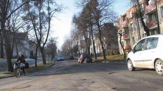 Zabytkowa kostka z bazaltu przykryta asfaltem. Co na to konserwator?