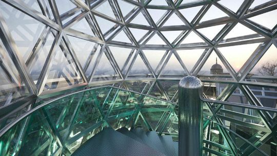 Zabytkowe mury i szklana kopuła. Tak mógłby wyglądać zamek w Janowcu. Wizualizacje