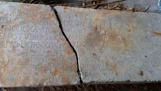 Zabytkowe tablice znalezione przypadkiem w stodole