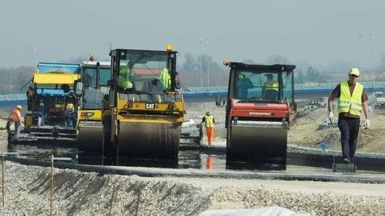 Zachodnia obwodnica Lublina: Rozkładanie asfaltu idzie pełną parą (ZDJĘCIA)