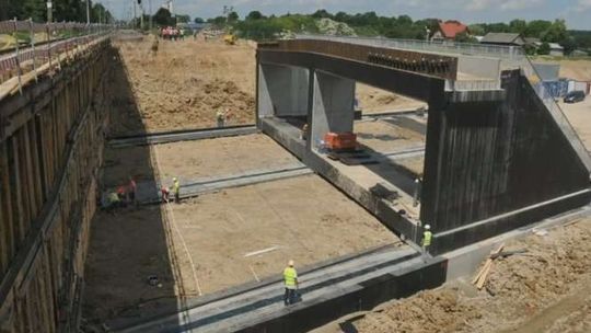 Zachodnia obwodnica Lublina: Zobacz jak nasuwają wiadukt kolejowy (wideo)