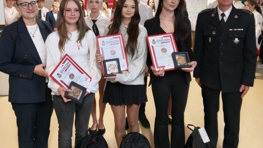 Zachowały się wzorowo. Strażackie odznaki dla puławskich uczennic