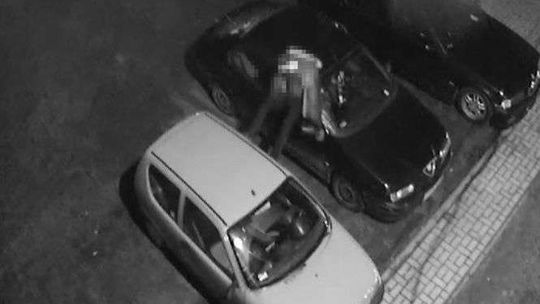 Zachowywał się bardzo dziwnie. Nie wiedział, że tuż nad nim jest kamera