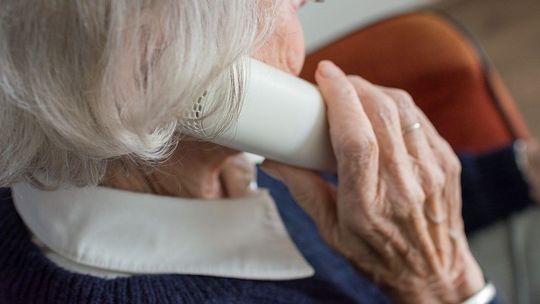 Zachrypniętym głosem udawała córkę. Wyłudziła od starszej kobiety dużą sumę