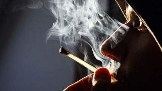 Zaciągnęli się suszem. Jeden upadł, drugi zdejmował ubranie