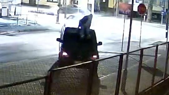 Zaczął demolować busa, a potem wskoczył na jego dach. Kierowca zawiózł go na komendę