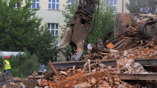 Zaczęła się rozbiórka pustostanu przy Al. Racławickich. Co z ptakami?