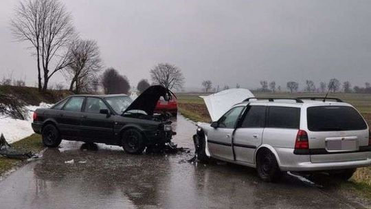 Zaczęła wyprzedzać. Nie zauważyła, że z naprzeciwka jedzie opel 