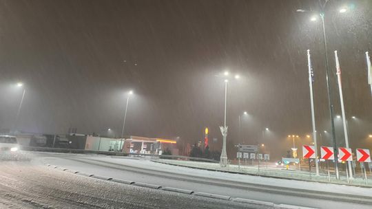 Zaczęło sypać. Ostrzeżenie: intensywne opady śniegu w regionie! 
