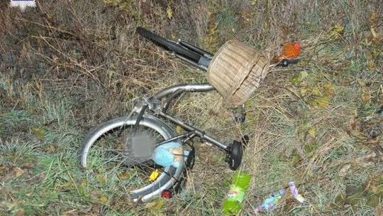 Zaczepił o rower podczas wyprzedzania. Kobieta i dziecko w szpitalu 