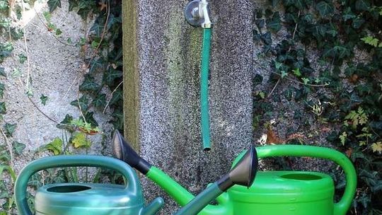 Zaczyna brakować wody, gminy apelują o oszczędzanie