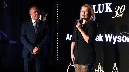 Zaczynali od produkcji okien. 30-lecie świętowali z artystką kabaretową i znanym piosenkarzem  