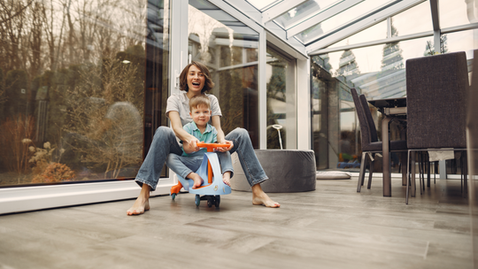 Zadaszenie tarasu a komfort użytkowania domu – jak dobra konstrukcja zmienia codzienność