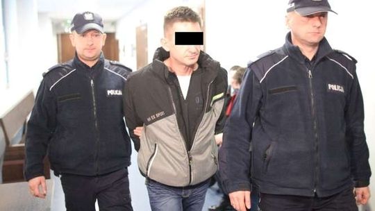 Zadawał ciosy, aż mężczyzna przestał dawać oznaki życia. Matka twierdzi, że jej bronił