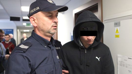 "Zadawałem ciosy w szyję, ale nóż się złamał". Potem tłukł znajomego kamieniem. Zakopał ciało na polu