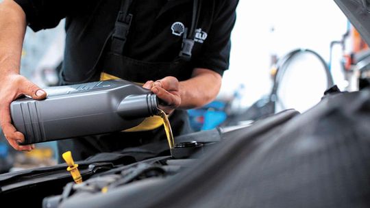 Zadbaj o samochód. Wymień olej na zimę