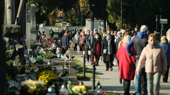 Zaduszki z Prusem 2021. Spacer po cmentarzu przy ul. Lipowej